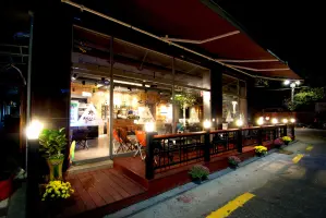 우드 테라스가 돋보이는 캠핑바 야간 외관